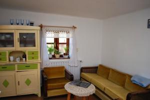 - un salon avec un canapé et une table dans l'établissement Guest House St. Mária, à Máriapócs