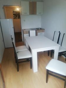 Vila Vlasina في فالسينا ريد: طاولة بيضاء وكراسي في مطبخ