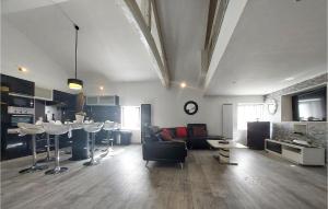 - un salon avec un canapé et une table dans l'établissement 4 Bedroom Awesome Home In Villars, à Villars
