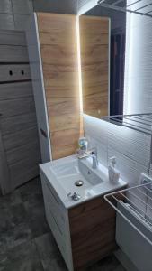 uma casa de banho com um lavatório branco e um espelho. em Maila exklusiv em Jelenia Góra