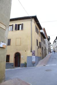 um edifício ao lado de uma rua em La casa di Ines em San Gimignano