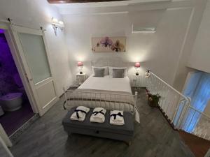 ナポリにあるCasa Ornella Napoliのベッドルーム1室(白いベッド1台、靴2足付)