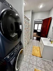 baño con lavadora en una habitación en Mrs. Hughes Cottage - 2 bedroom House w/ parking, en Hamilton