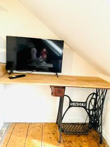 TV a/nebo společenská místnost v ubytování Appart "Le Menuisier" - Hypercentre Gare