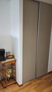 una puerta corredera gris en una habitación con mesa en Julia´s apartment en Buenos Aires