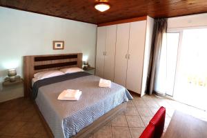 una camera da letto con un letto con due asciugamani sopra di Villa Saradari a Hersonissos