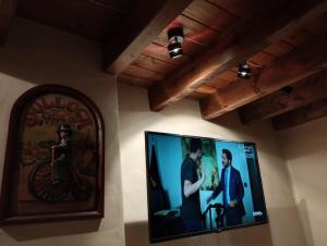 TV de pantalla plana colgada en la pared en Esquí, Aigüestortes y Boí-Taüll a tus pies en EbreHogar, en Pla de l'Ermita