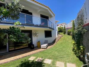 - une vue sur une maison depuis le jardin dans l'établissement Villa Madeira island, à Caniço