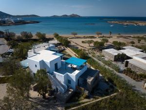 an aerial view of a building on the beach at CasaZu in Naousa