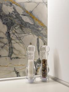 dwie szklane wazy siedzące na stole przed obrazem w obiekcie Blu & Marrone Suites-free parking w Salonikach