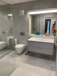 A bathroom at Gästehaus Härb
