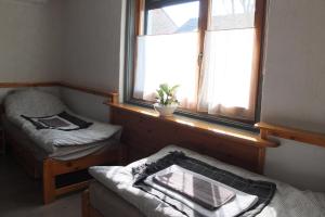 Zimmer mit 2 Betten und einem Fenster in der Unterkunft Muskátli Vendégház in Szeged