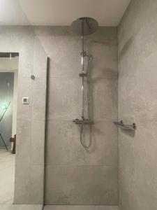 La salle de bains est pourvue d'une douche avec un pommeau de douche. dans l'établissement Gästehaus Härb, à Landskron