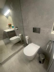 A bathroom at Gästehaus Härb