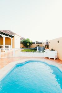 basen na podwórku domu w obiekcie Moderne villa met verwarmd zwembad in Corralejo w Corralejo