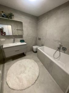 A bathroom at Gästehaus Härb