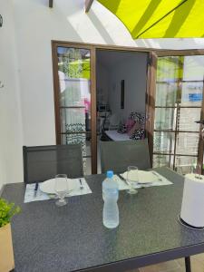 Una mesa con una botella de agua encima. en Casa Lila Montecastillo J9, en Caleta de Fuste