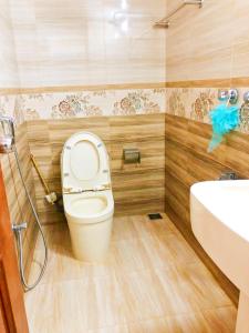 een badkamer met een toilet en een wastafel bij Maya Eco Apartment Service in Dhaka