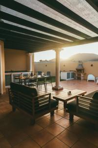 salon ze stołem i krzesłami oraz patio w obiekcie Moderne villa met verwarmd zwembad in Corralejo w Corralejo