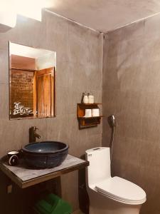 a bathroom with a sink and a toilet at Little Yen's Homestay in Mèo Vạc