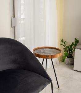 A seating area at Blu & Marrone Suites-parking included