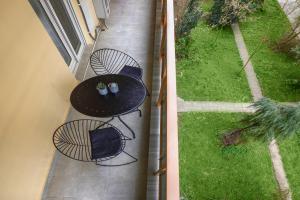 A garden outside Blu & Marrone Suites-parking included