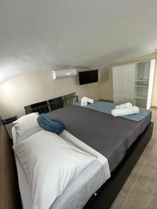 una camera da letto con un letto e due asciugamani di Napoli Centro - La Casa Di Cate a Napoli