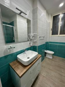bagno con lavandino e servizi igienici di Napoli Centro - La Casa Di Cate a Napoli