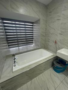 Vonios kambarys apgyvendinimo įstaigoje Melaka Imperio Residence with Wifi and PoolSeaview