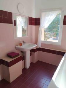ein Badezimmer mit Waschbecken und Fenster in der Unterkunft Corse Piana villa d’architecte vue exceptionnelle in Piana