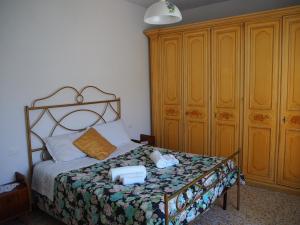 1 dormitorio con 1 cama con 2 toallas en La Casa in Collina, en Scansano