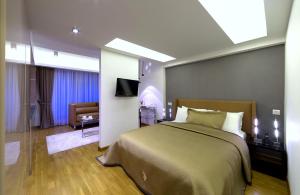 イスタンブールにあるThe Place Suites by Ceyのベッドルーム(大型ベッド1台付)、リビングルームが備わります。