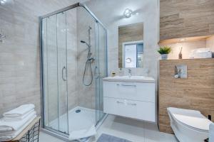 Et badeværelse på LM APARTAMENTY PODGÓRNA Stare Miasto + 12 billeder