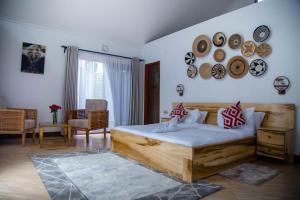 1 dormitorio con 1 cama con marco de madera en Shose Farm House & Chalets en Moshi