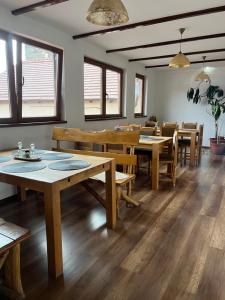 Pensiunea Diana في فاغاراش: غرفة طعام مع طاولات وكراسي ونوافذ