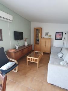 sala de estar con sofá y mesa de centro en Casita of Casa Olivar, en Tocon