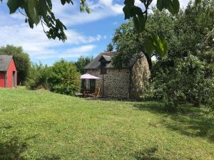 Vonkajšia záhrada v ubytovaní Maisonnette au pied du Mont Dol