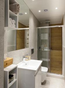 een badkamer met een wastafel, een toilet en een douche bij Blu & Marrone Suites-free parking in Thessaloniki