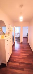 a room with a white dresser and a mirror at Bel appartement entre Disney Land et Paris in Chelles