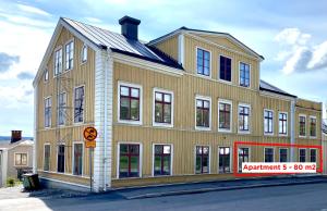 un grande edificio con un cartello di fronte di Centrala lägenheter med allt som behövs! a Härnösand
