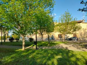 a group of trees in front of a building at Da Hele & Zozi in Signa
