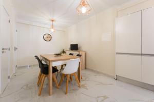 a dining room with a table and chairs at FLH Santa Cruz Triplex with Terrace in Santa Cruz