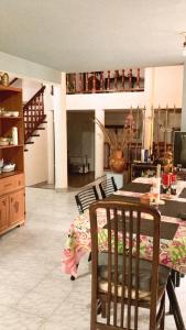 uma sala de jantar com uma mesa e cadeiras num quarto em Paz y armonía cerca de todo em San Salvador de Jujuy