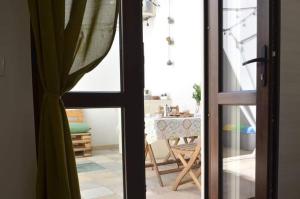 an open door to a dining room with a table at B&B la Quiete in Leverano +13 photos