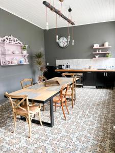 - une salle à manger avec une table et des chaises en bois dans l'établissement Un air de campagne à Baudival, à Le Cateau