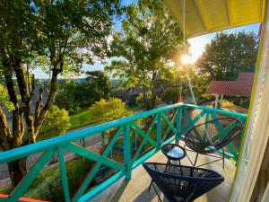 新彼得羅波利斯的住宿－普薩達達內維酒店，房屋的阳台享有风景。