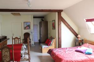 1 dormitorio con 1 cama y 1 silla en una habitación en Apartment Route du Vin Centre Alsace, en Orschwiller