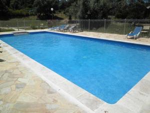 Bazén v ubytovaní Maison au calme avec piscine et climatisation alebo v jeho blízkosti