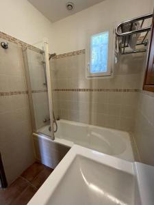 Kúpeľňa v ubytovaní Maison au calme avec piscine et climatisation
