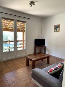 Televízia a/alebo spoločenská miestnosť v ubytovaní Maison au calme avec piscine et climatisation